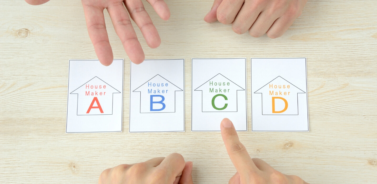 写真：ABCDと種類付けされた家のイラストが描かれているカード